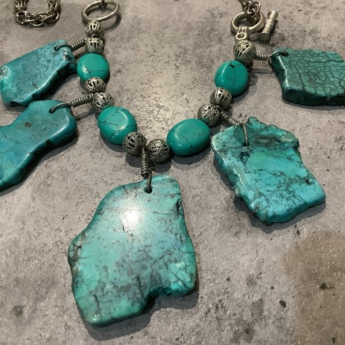 TURQUOISE HOWLITE STATEMENT NECKLACE - Picture 3 of 4