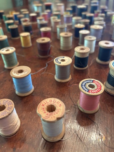 LARGE LOT WOODEN VINTAGE THREAD SPOOLS SOME WITH THREAD - Picture 21 of 22