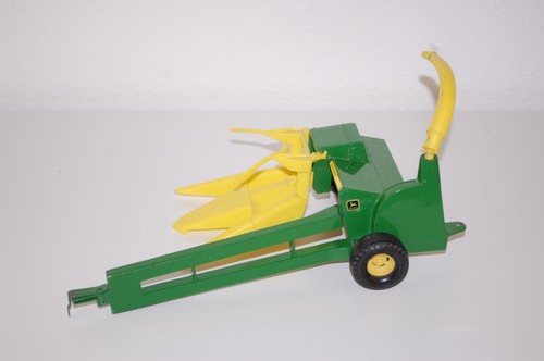ERTL 1:16 John Deere Forage Harvester - Picture 3 of 15