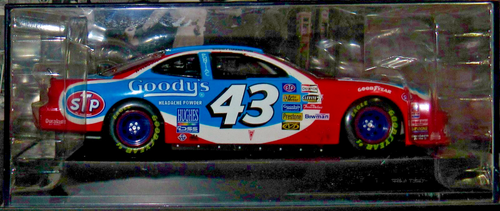Revell Collection 1/24 Richard Petty Pontiac Grand Prix 43 - Picture 3 of 5