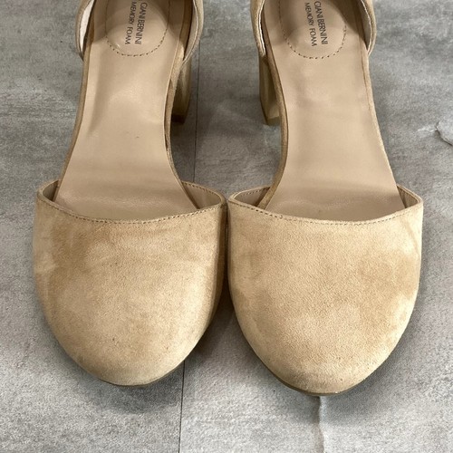 Zapatos de salón GIANI BERNINI para mujer de gamuza desnuda Izzee espuma viscoelástica punta cerrada de dos piezas - Imagen 5 de 11