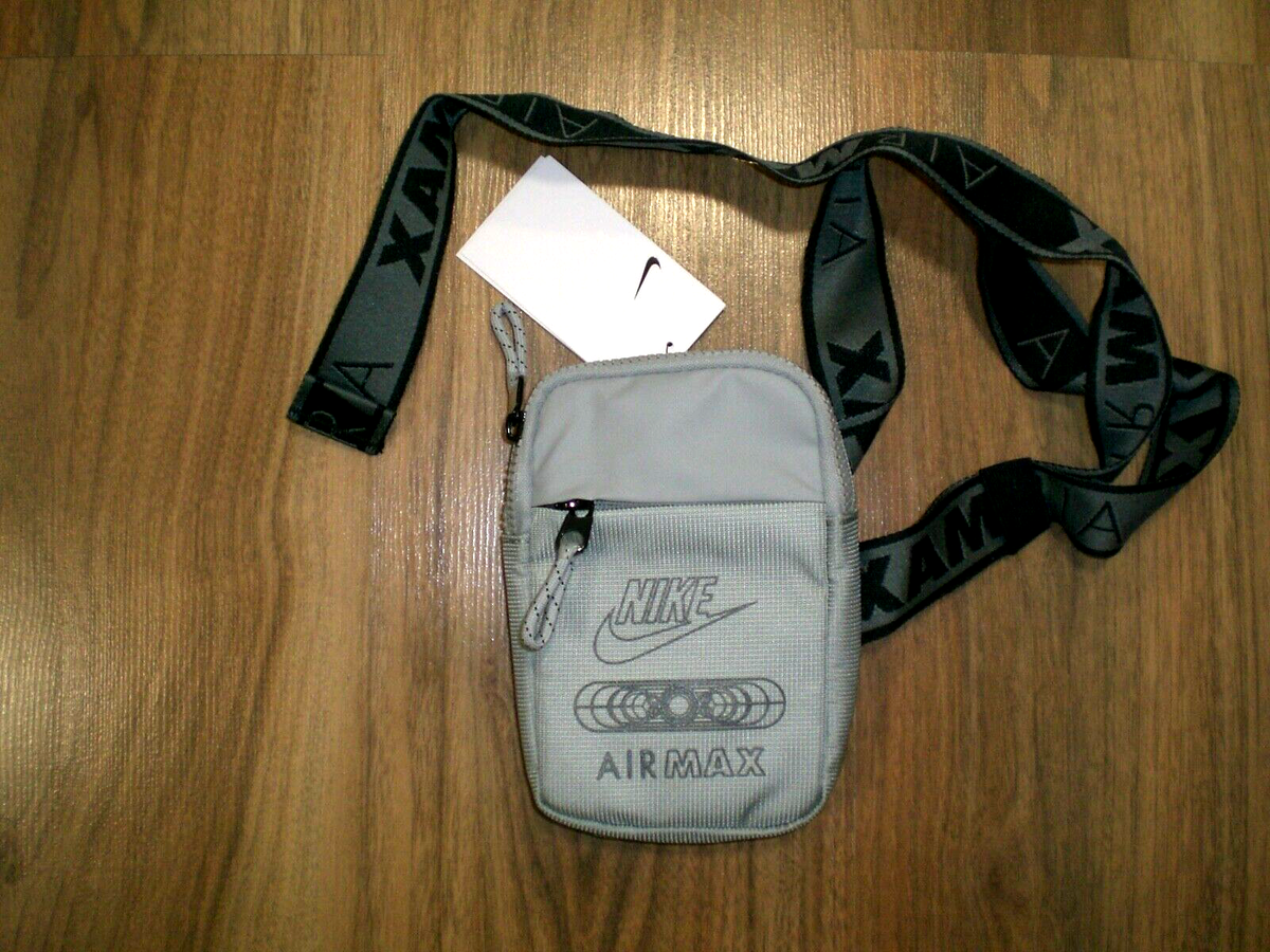 NWT Nike Air Max NSW Essentials Crossbody Waist Bag 1 L NWT Nike Air Max NSW Essentials Crossbody Waist Bag 1 L