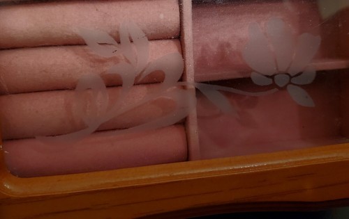 Caja de joyería/baratija vintage de madera de tilo con flores de vidrio grabado y tapa con bisagras - Imagen 5 de 8