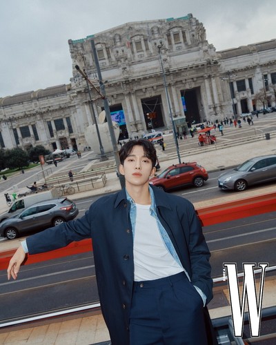 W Korea 2024 April BLACKPINK JISOO,Lee Junho,Stray Kids HYUNJIN, SEUNGMIN, Minji - Picture 2 of 8