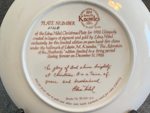 Plato de Navidad de colección Knowles Edna Hibel 5522B ADORACIÓN DE LOS PASTORES 1988 - Imagen 7 de 12