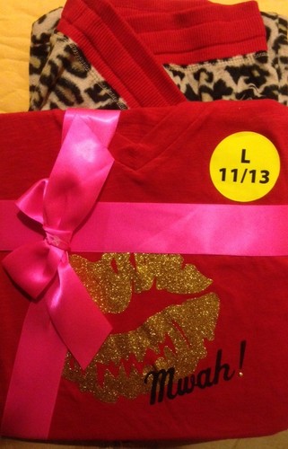 Pigiama Love Kiss senza piedi 2 pezzi maglia grafica maglia pantaloni pile visone M o L nuovo con etichette - Foto 2 di 4