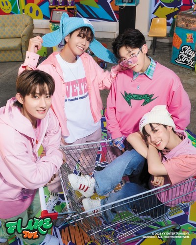 K-POP TOZ 1st Mini Album [FLARE] GREEN Ver. CD+72p P.Book+P.Card+Scratch+Sticker - Imagen 5 de 6