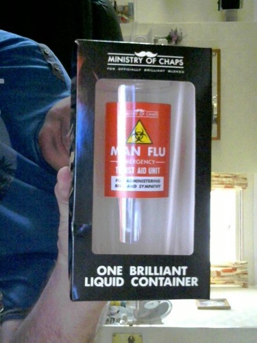 MAN FLU  BEER GLASS  & BOX BIRTHDAY CHRISTMAS  PRESENT FREE UK POST - Picture 1 of 2