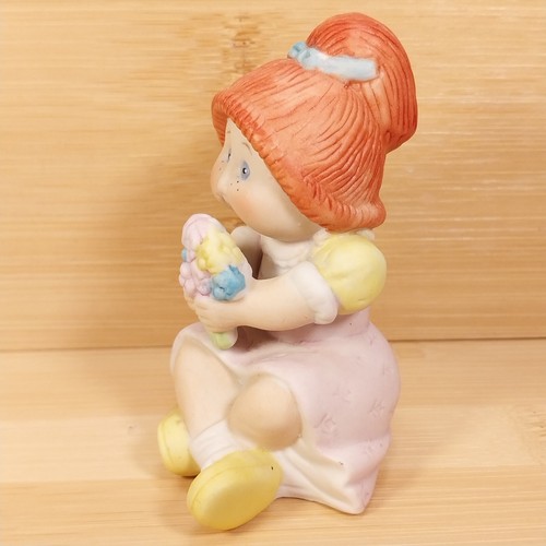 Estatuilla de porcelana Cabbage Patch Kids 1984 niña pelirroja sentada con flores CPK - Imagen 3 de 9