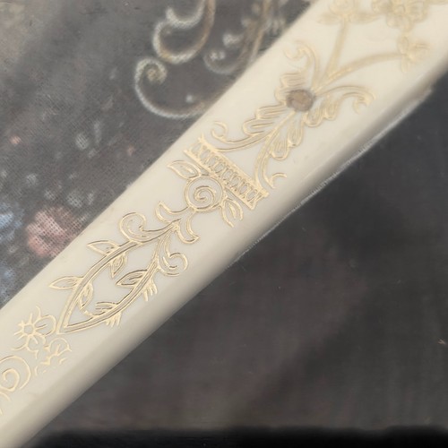 Antiguo abanico francés vintage pintado a mano y firmado por artistas para damas ~ encantador en marco - Imagen 15 de 23