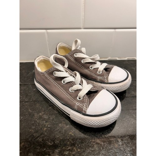 Zapatillas deportivas Converse Chuck Taylor All Star para niños de caña baja zapatos gris blanco talla 8 - Imagen 2 de 11