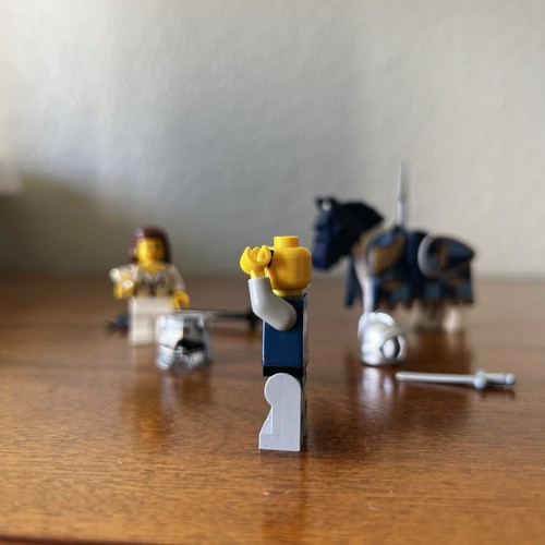 LEGO Castle Kings Cavaliere Corona Minifigure Cavallo Bardo Cas419 con Cameriera Medievale! - Foto 7 di 19