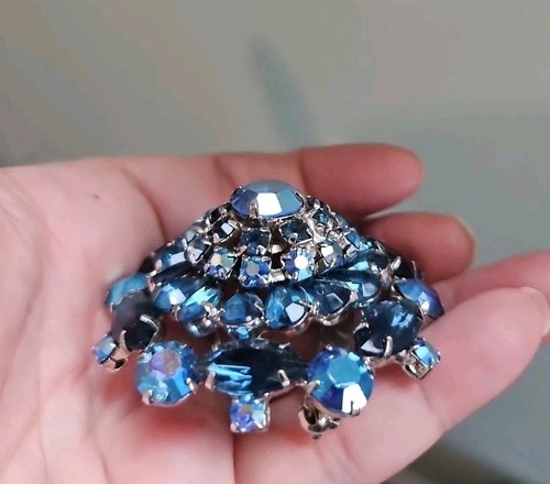 Broche redondo abovedado vintage de pedrería azul y pedrería AB - Imagen 2 de 6