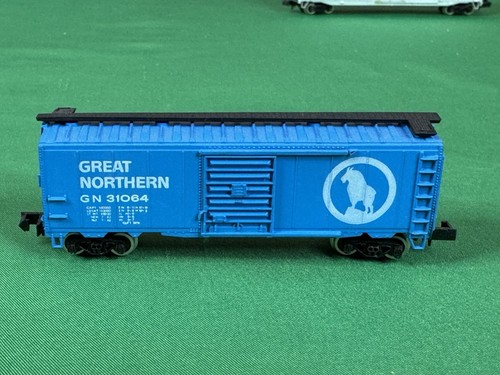 Vintage Bachmann N Scale Set # 4328, GP-40 Diesel & Car 2500 Canadian Pacific - Picture 16 of 20