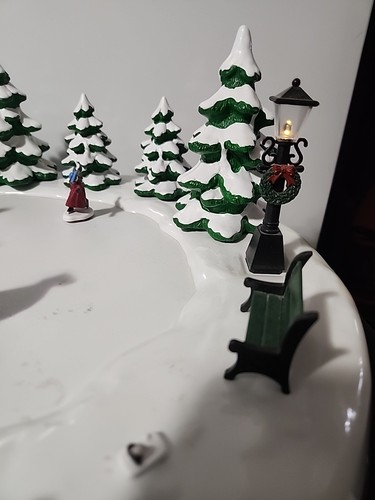 Wonderland Skaters Pond by Christmas Fantasy Ltd 1996 movimiento musical iluminado - Imagen 3 de 12