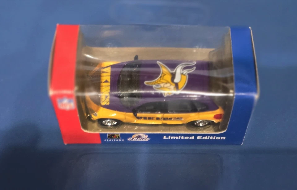 Chrysler PT Cruiser LTD 2002 White Rose Collectibles NFL Minnesota Vikings Foto 2 de 4