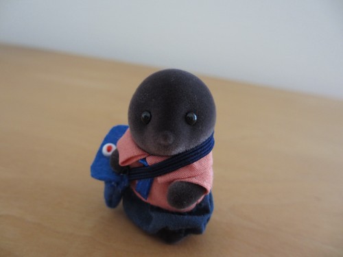 Sylvanian Families Baby Maulwurf Baby mit Postuniform Calico Critters limitiert - Bild 13 von 20