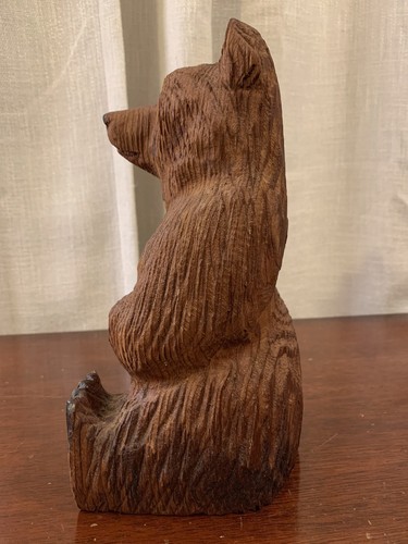 Holzschnitzerei sitzender Bär von Devyon Harrison in Muir Woods - Bild 5 von 11