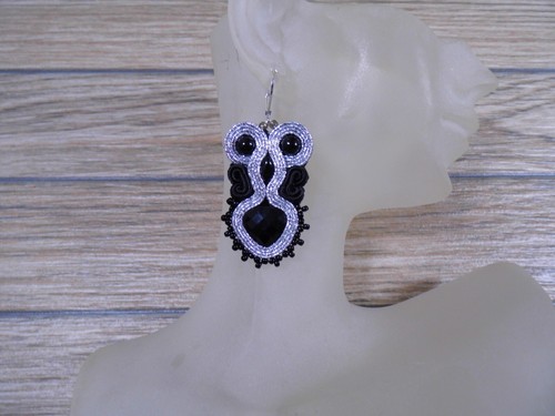 Soutache-Ohrringe in Silber und Schwarz, handgenäht - Bild 5 von 6