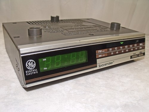 Vintage General Electric GE Spacemaker Model 7-4221A Digital Clock Radio - Picture 6 of 9