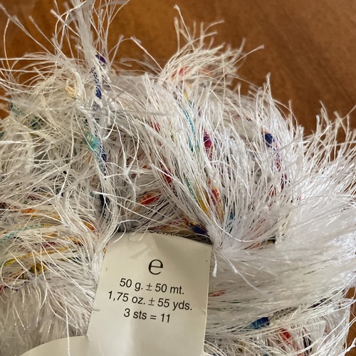 Trendsetter Yarns CRISANTEMO #01 White Confetti 1.75oz 55yds - Picture 2 of 3