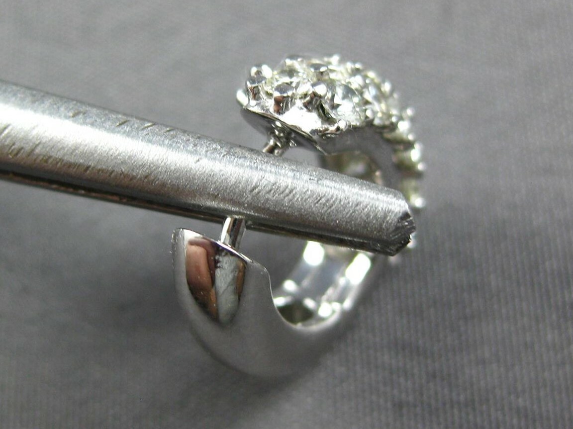 FILA ORECCHINI A CERCHIO HUGGIE ESTATE LARGHI 1 46 CT DIAMANTE ORO BIANCO 14KT 3D 3 FILE