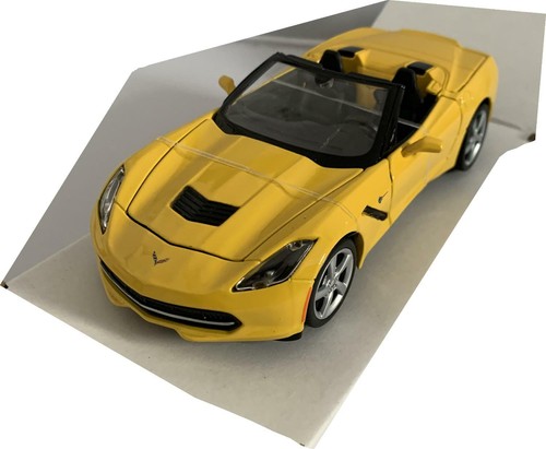 Chevrolet Corvette Stingray Convertible 2014 in yellow 1 :24 scale model, Maisto - Picture 4 of 5