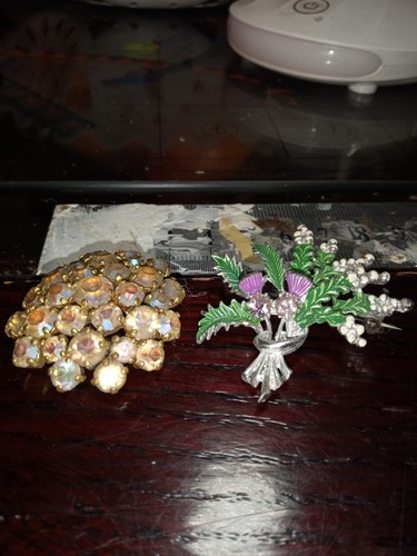 NICE VINTAGE EXQUISITE THISTLE BOUQUET ENAMELLED BROOCH & ROUND MULTICOLOUR, VGC - Picture 2 of 4