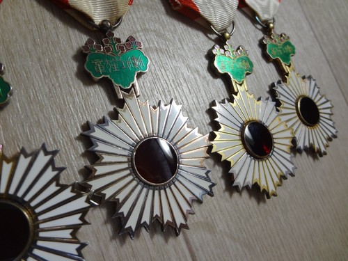 WWII Japanese Order of the Rising Sun 5th Class Gold & Silver Medal Badge 5 set - Picture 16 of 22