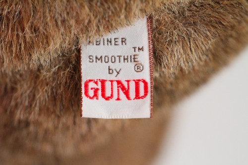 Abiner Smoothie by GUND in Red FAO Schwarz Shirt 1983 (Dennis Kyte) - Picture 3 of 4