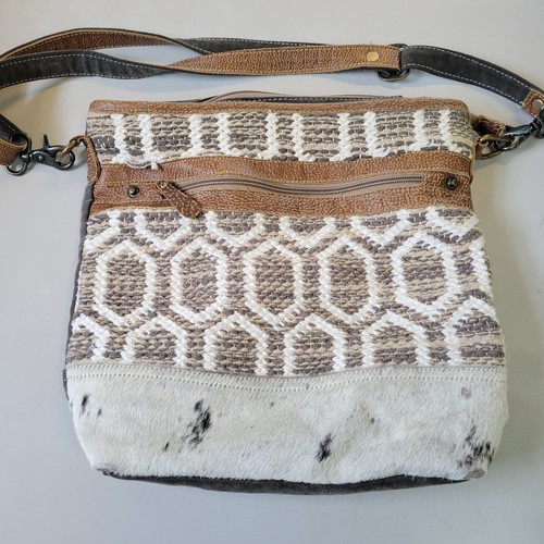 Borsa Myra fatta a mano borsa a tracolla destra tela riciclata e pelle di mucca 13x14
