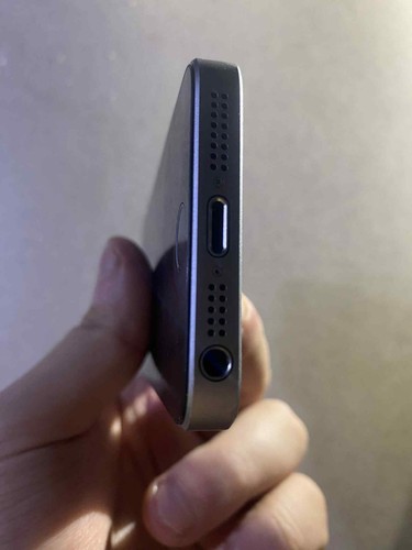 Apple iPhone SE - 32 GB - Silver (Unlocked) - Picture 4 of 7