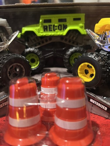 New Bright / 4xFours / Monster Extreme / Stomper Style / 4x4 / Powered / Trucks - Picture 5 of 10