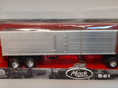 New Ray Mack B-61 Tractor with Trailer 1:43 Scale (Green & Silver) - Picture 4 of 9