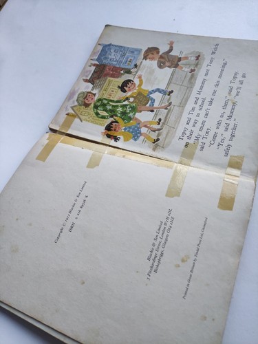 Topsy and Tim Go Safely by Jean and Garet Adamson - Blackie, 1972 - Large Book - Picture 4 of 9