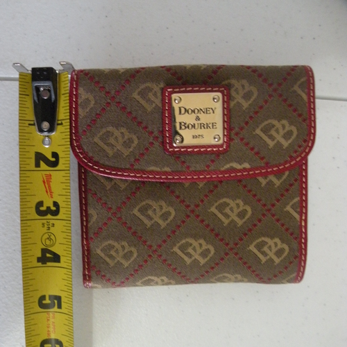 Logotipo DB Signature de Dooney & Bourke de 5 pulgadas x 4,5 pulgadas. Cartera plegable de cuero rojo - Imagen 23 de 23