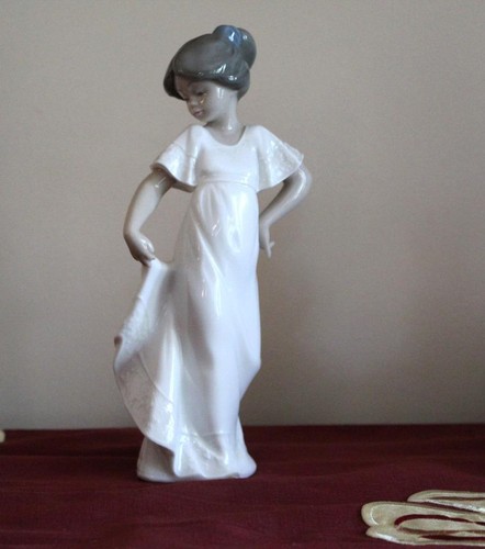 Vintage 1989 NAO von Lladro hübsches Mädchen hebendes hochziehendes Kleid 8,5" Figur
