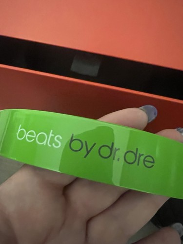 Beats by Dr. Dre Solo HD Wired Headphones Green (Sour Apple) - Picture 2 of 5