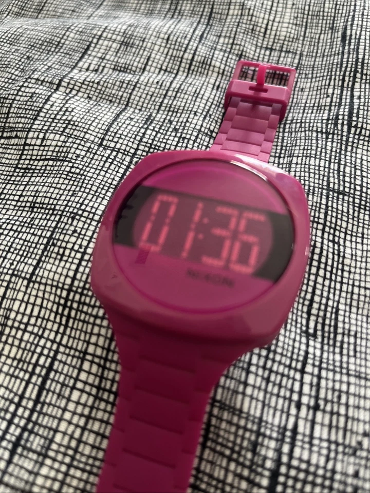 Reloj Digital Nixon "Big Time" The Dash 50M Impactante Rosa Funcionando. Batería nueva Foto 3 de 4
