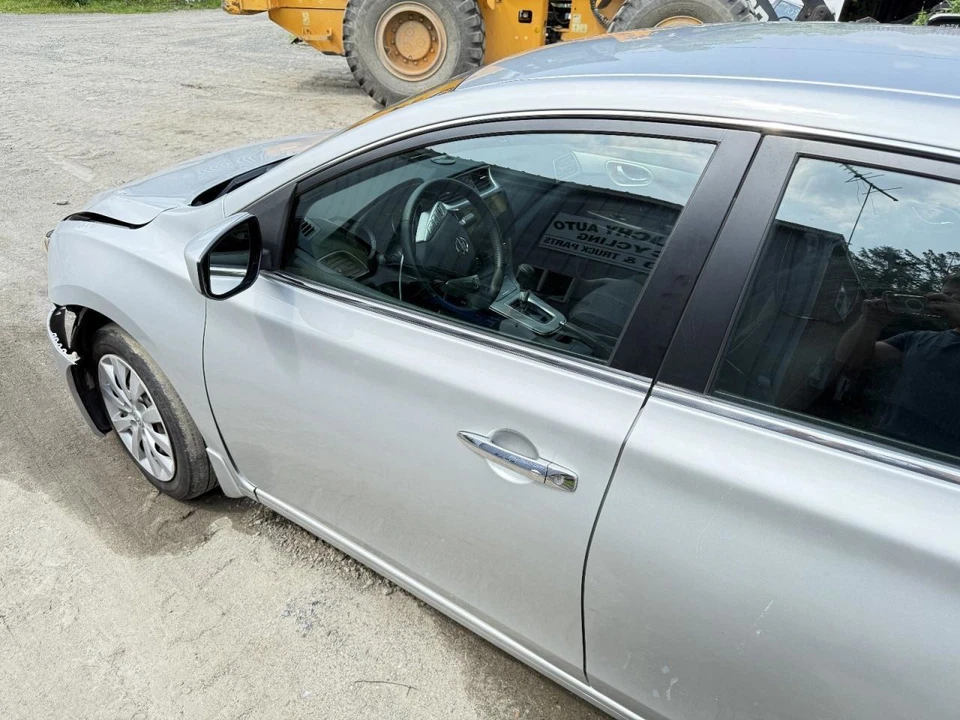 Nissan Sentra 2013-2019 puerta delantera izquierda del lado del conductor plateada Foto 2 de 4
