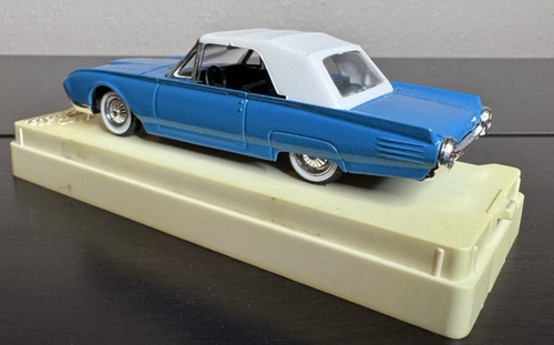 1961 Ford Thunderbird Convertible Top Up 1/43 Diecast by Solido - Picture 7 of 10