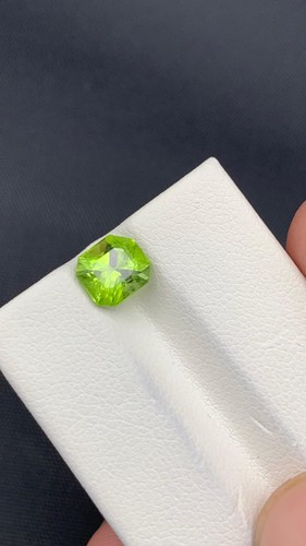 1,60 ct natürlicher Peridot Edelstein mit ausgezeichnetem Glanz - ausgefallener Schliff aus Pakistan - Bild 3 von 4
