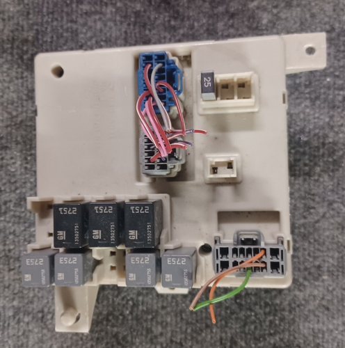 2009 09-13 GMC Acadia Interior Cabin Fuse Relay Box 25923394 OEM - Picture 4 of 7