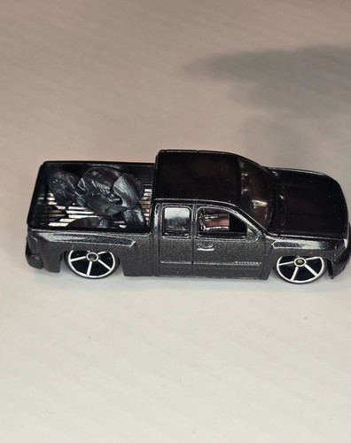 2007 Hot Wheels NEW MODELS Chevy Silverado GMT900 Black w/Motorcycle N - Picture 6 of 10