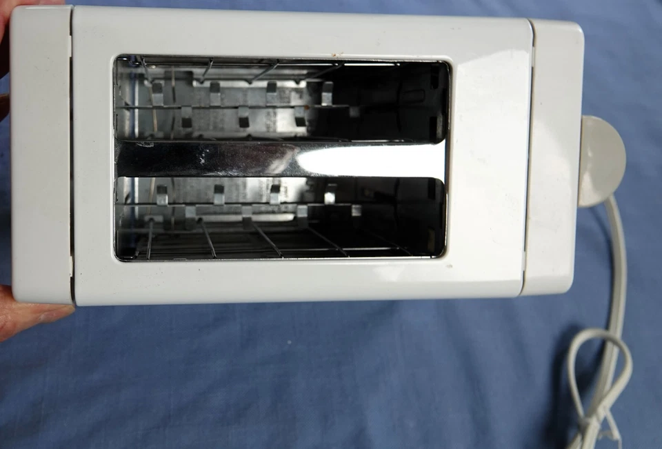 Black & Decker Retro Toaster T20 Wide Slot Two Slice White - Image 3 of 4