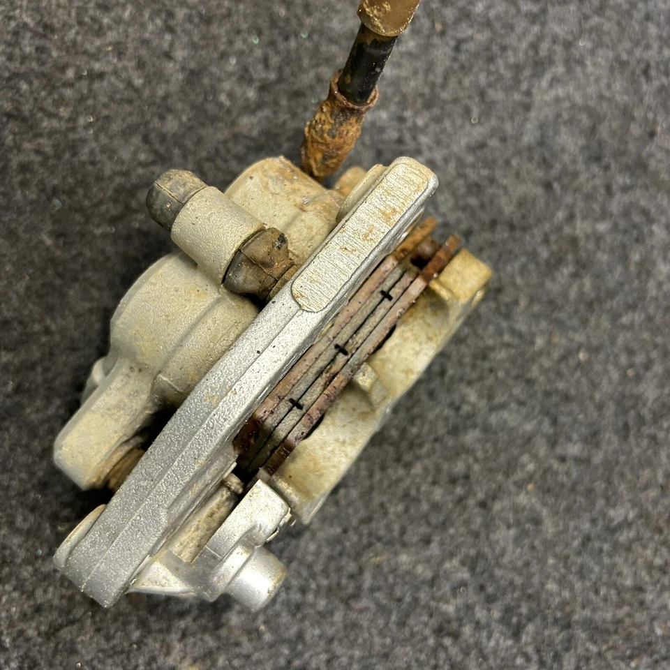 03-05 2003 KAWASAKI KX125 KX 125 MONTAJE DE FRENO DELANTERO OEM MASTER CALIPER LINE Foto 2 de 4