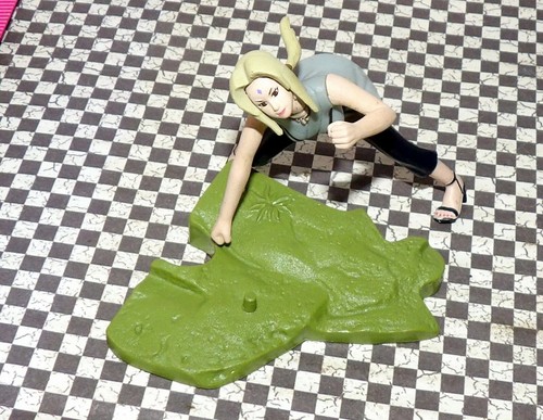 Naruto Shonen Jump Shippuden V2 NARUTO TSUNADE with base 2" Action Figure - Picture 2 of 8