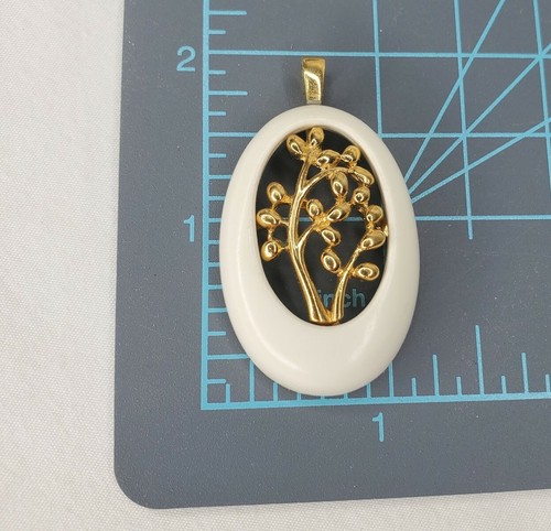 Vintage Crown Trifari Pendant Cream Lucite Gold Tone Pierced Floral Signed - Picture 5 of 8