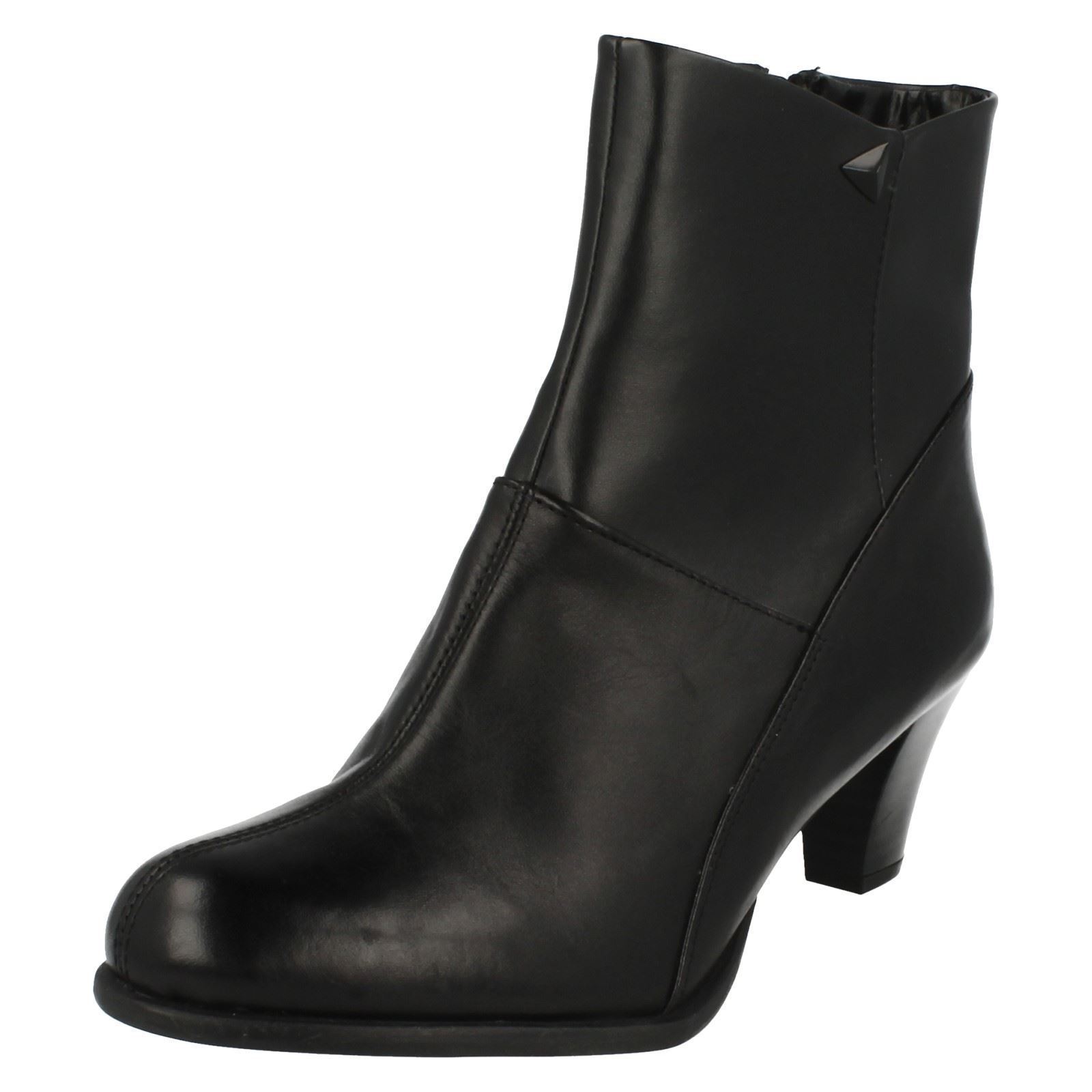 Sandalo Donna Clarks in pelle Stile Lease con cerniera Smart ... Sandalo Donna con Clarks in pelle Stile Lease con Donna cerniera Smart ... ac46e7