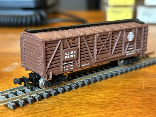 N Scale Bachmann 40’ Outside Braced Wood Stock Car A.T.S.F. Santa Fe #94134 - Picture 2 of 10